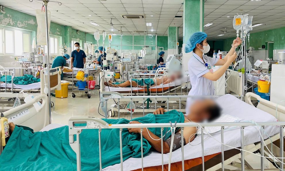 Ăn mắm cá chua tự làm, 2 cha phải cấp cứu vì ngộ độc botulinum 