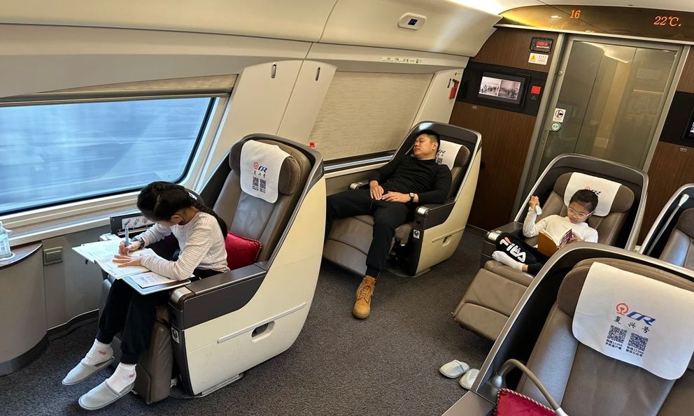 Nhìn bức ảnh chụp trong khoang riêng tàu cao tốc, tôi hiểu vì sao sự nghèo khó hiếm khi chạm tới con cháu nhà giàu