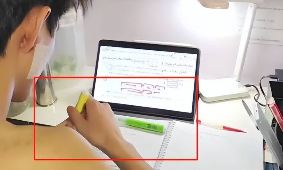 Mẹ rưng rưng vì con học hành chăm chỉ, dân mạng nhìn một chi tiết đã phán: 