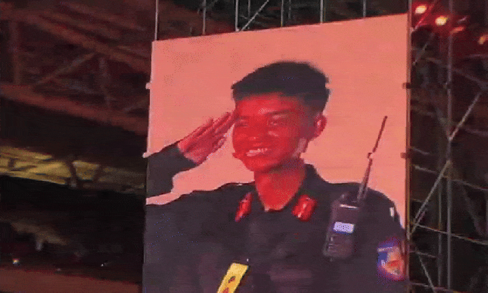 Danh tính chiến sĩ cười duyên khi lọt foucus cam, dân tình 