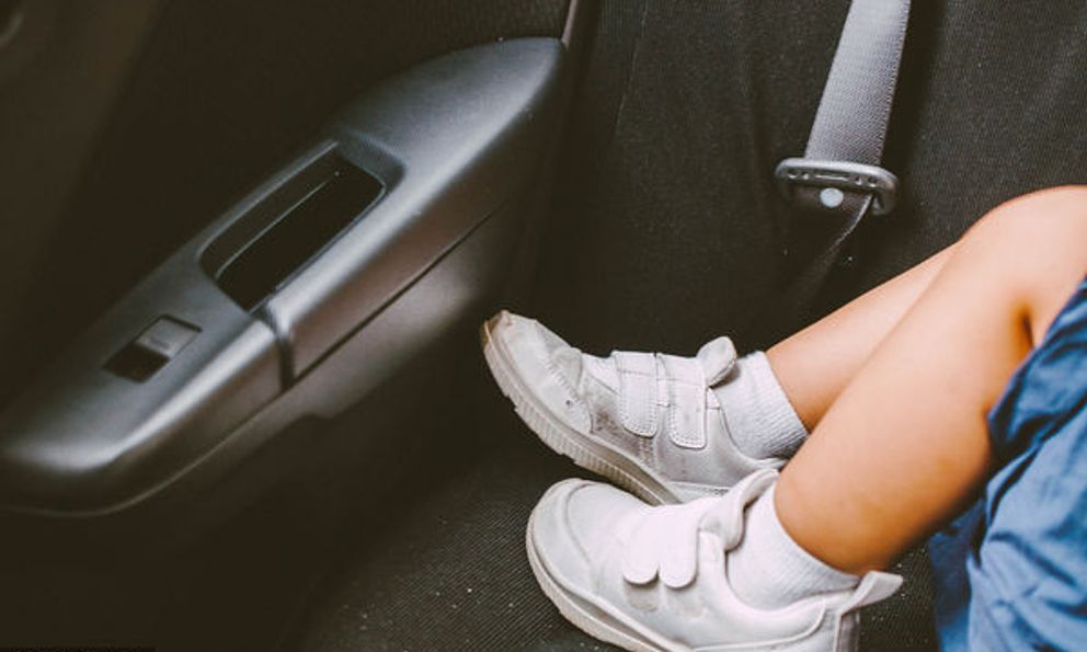 Bé gái 5 tuổi ngả ghế ô tô đè tử vong em trai 2 tuổi ở ghế sau 