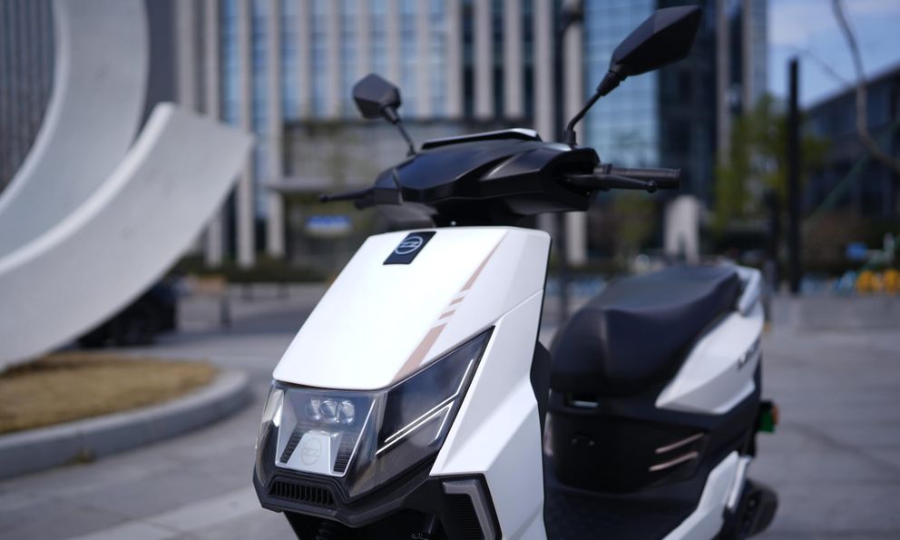 Xe máy điện nhỏ gọn như Vision, giá chỉ 18 triệu đồng, sạc 1 lần đi tới 100 km