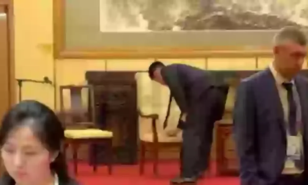 Vì sao hành động này của cận vệ ông Kim Jong Un lại gây chú ý?