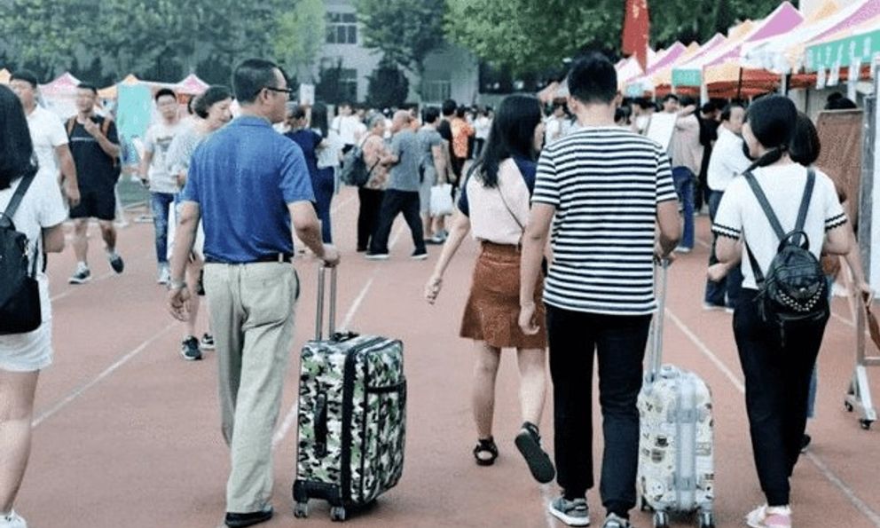 Tân sinh viên nhập học tốt nhất nên có phụ huynh đi cùng: Chia sẻ của một đàn chị rất đáng suy ngẫm