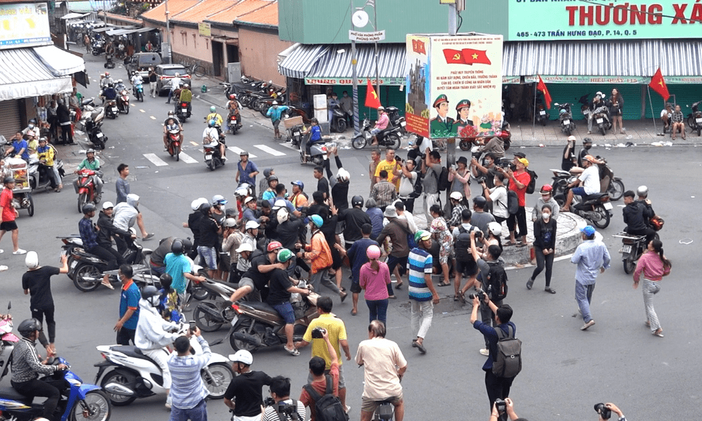 Cảnh tượng khó tin khi hàng trăm thanh niên vác vợt, gậy.... ùa ra giữa đường ở Chợ Lớn 