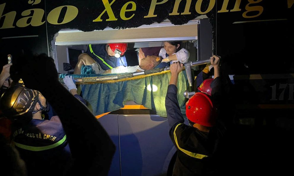 Xe khách va chạm với ô tô tải trên cao tốc, cảnh sát giải cứu 12 người bị mắc kẹt