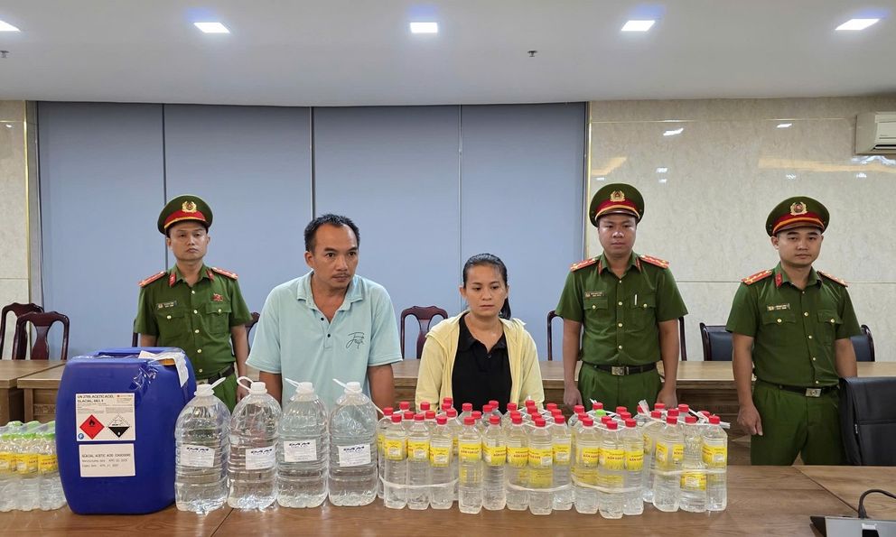 Bắt quả tang vợ chồng ở Đà Nẵng sản xuất hơn 1.000 lít giấm giả mỗi ngày từ axit công nghiệp