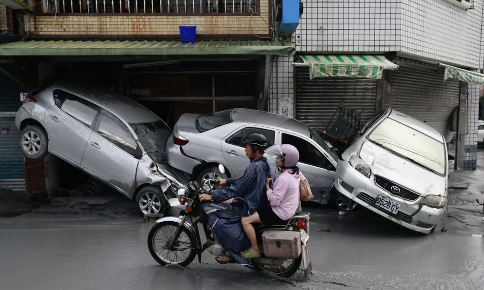 Ragasa đi qua để lại gì: Khung cảnh buồn của những đống hoang tàn ngổn ngang sau cơn bão mạnh nhất năm 2025