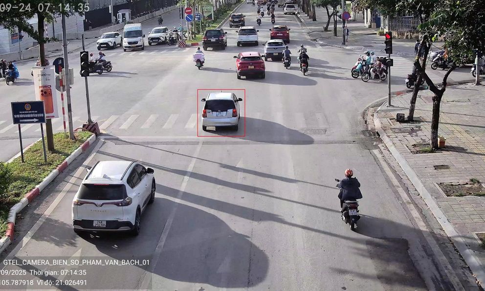 Chỉ trong 12 giờ, camera AI phát hiện hơn 1.400 phương tiện vượt đèn đỏ tại Hà Nội