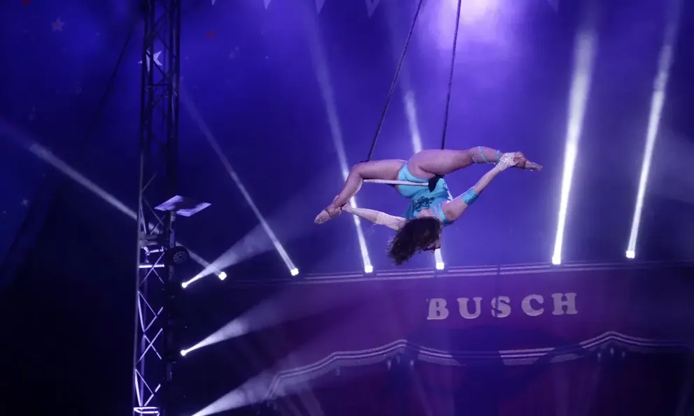 Nữ nghệ sĩ xiếc đu dây ngã tử vong từ độ cao 5 mét trước sự kinh hoàng của hàng trăm khán giả 