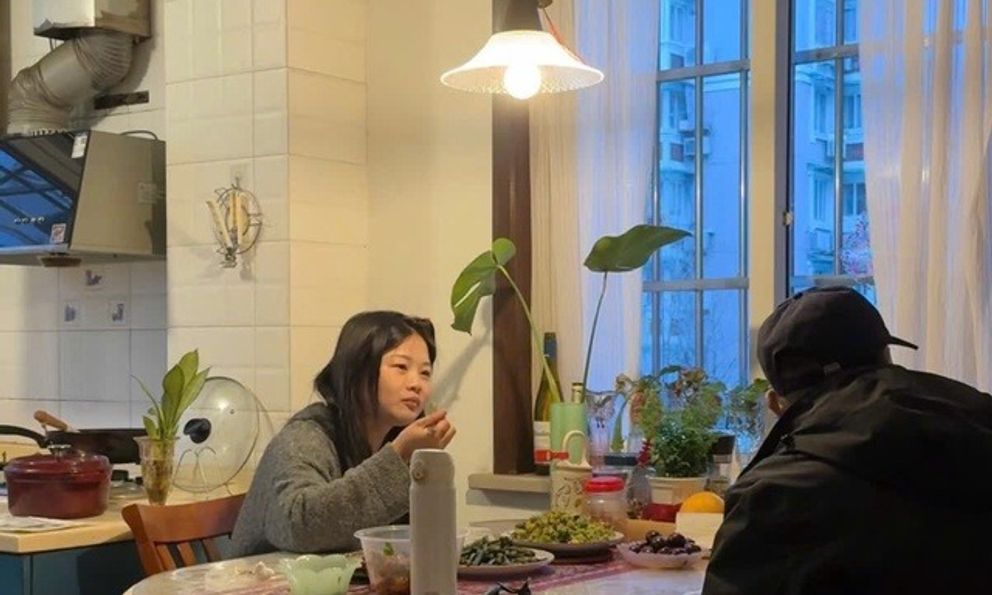 Bố chồng thấy con dâu mãi không sinh cháu liền nói nhỏ một câu, tháng sau, con dâu báo có tin vui