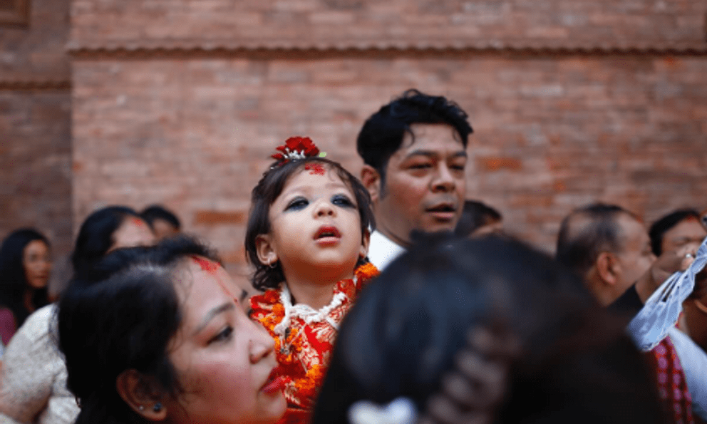 Bé gái 2 tuổi trở thành 