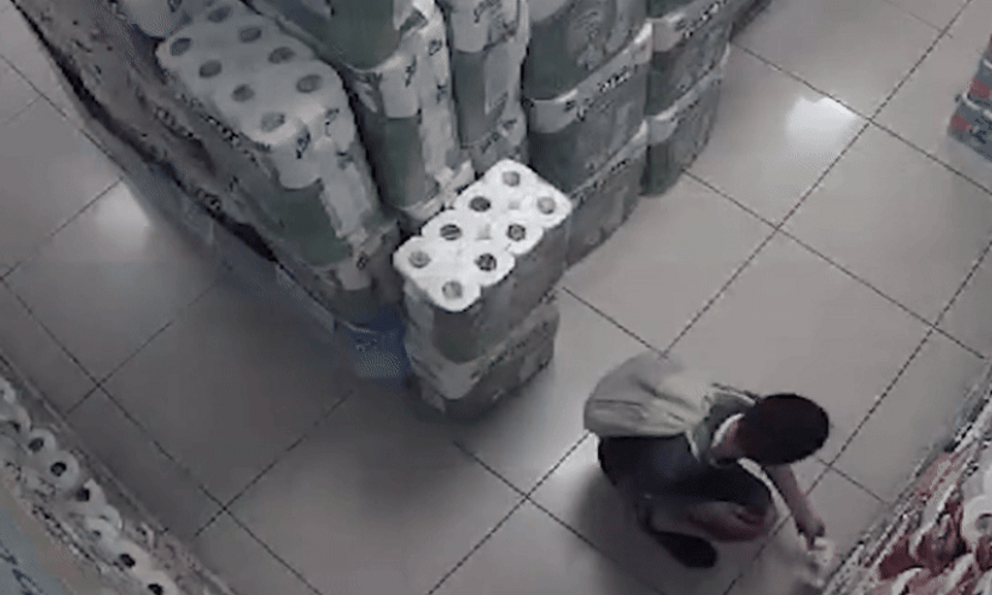 Cả siêu thị hỗn loạn vì hành động của cậu bé 10 tuổi
