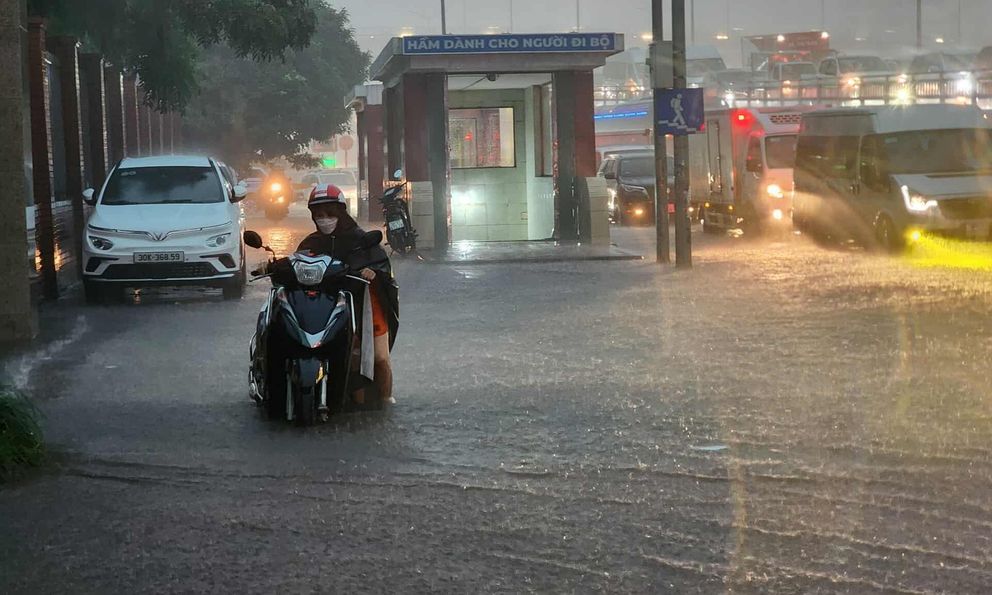 Mưa suốt đêm, nhiều trường ở Hà Nội cho học sinh nghỉ sáng nay