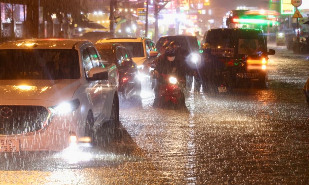 Đến lượt TP.HCM mưa và ngập!