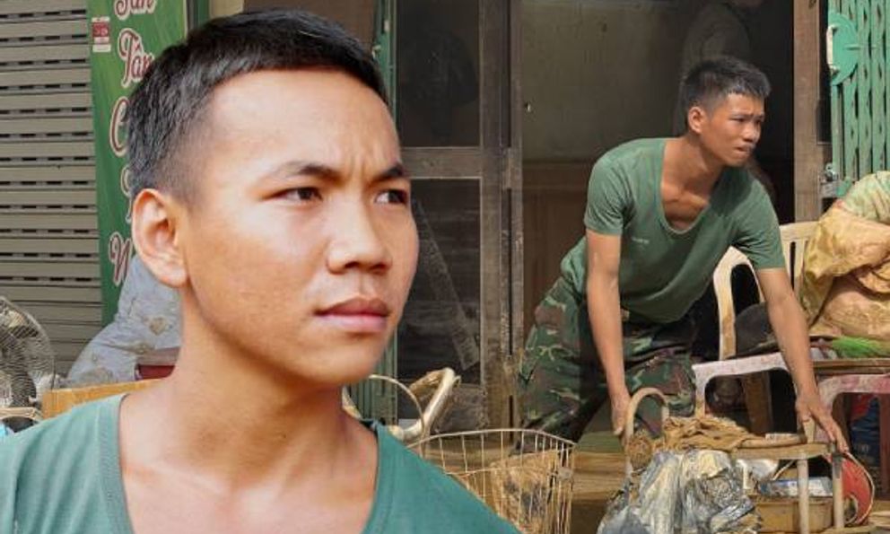Chiến sĩ quân đội xót xa khi cùng dân dọn dẹp sau lũ: “Em buồn lắm, nhìn thảm thương quá…”