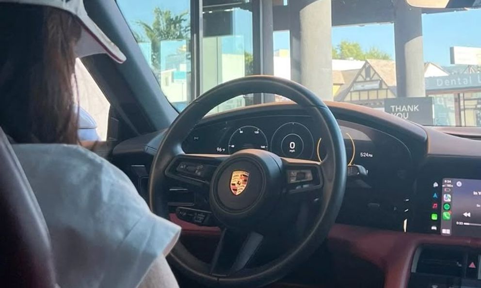 Bố cần 370 triệu để phẫu thuật nhưng 3 con trai trốn tránh, con gái út lái Porsche về thăm nói một câu khiến tất cả cúi gằm mặt