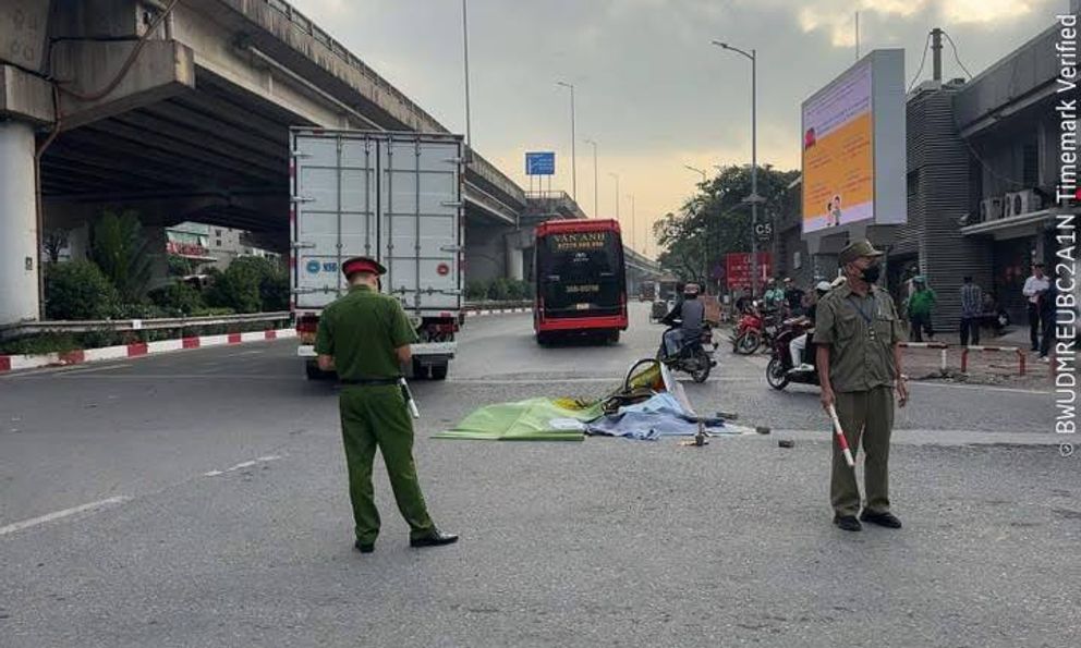 Hà Nội: Va chạm với xe ô tô, nữ sinh lớp 9 tử vong thương tâm