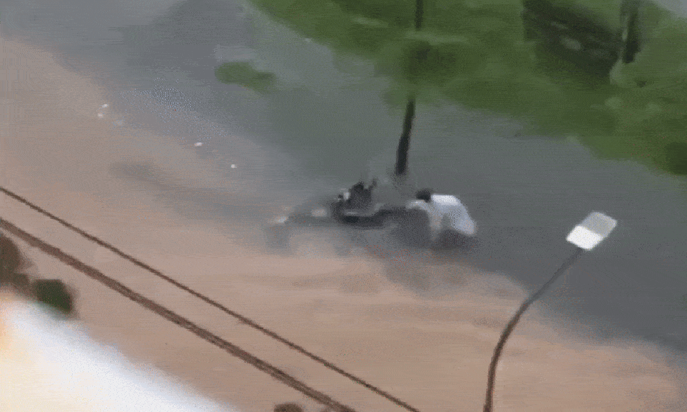 Khoảnh khắc 2 mẹ con bị nước lũ cuốn trước cổng chung cư và lời kể của người bảo vệ lao xuống cứu