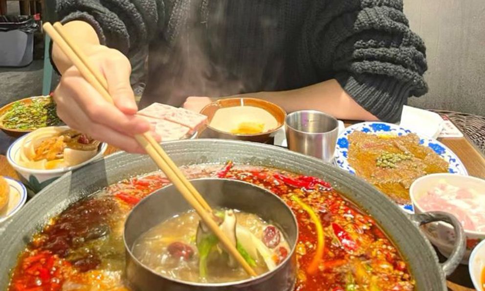 Người đàn ông suýt chết vì suy tim và phù phổi, bác sĩ cảnh báo: 8 nhóm người cẩn trọng khi ăn lẩu!