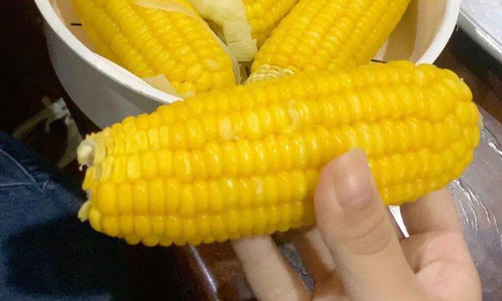 Tại sao nên thêm muối mà KHÔNG PHẢI ĐƯỜNG khi luộc ngô? Có 3 sự thật bất ngờ