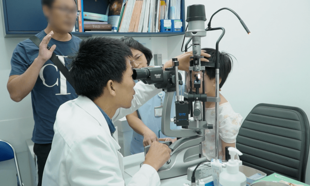 Bé gái Trung Quốc suýt mù, bác sĩ 4 chuyên khoa một bệnh viện ở Việt Nam làm được điều không tưởng