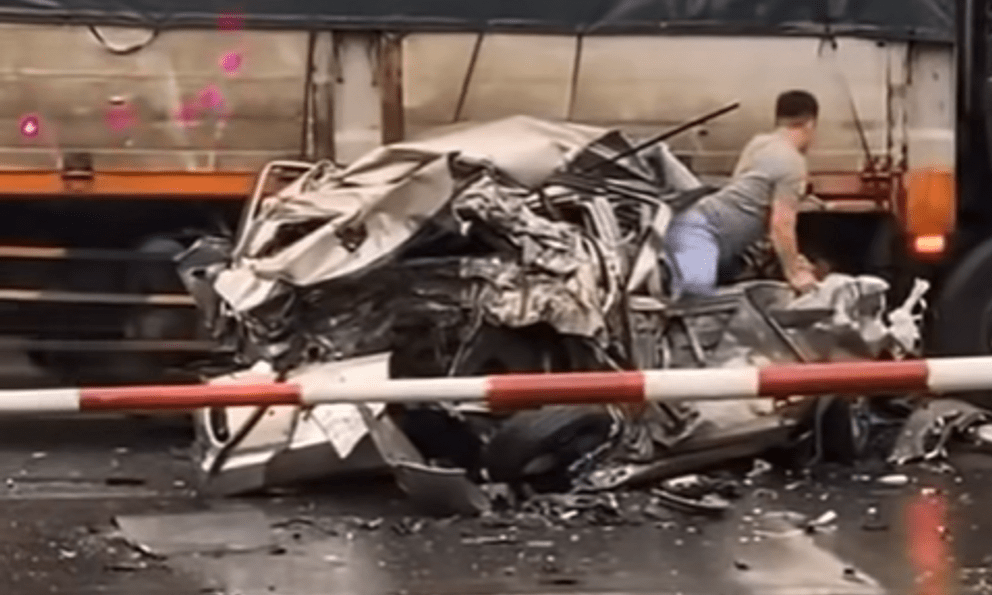 Ninh Bình: Tai nạn hy hữu, xe con bị 