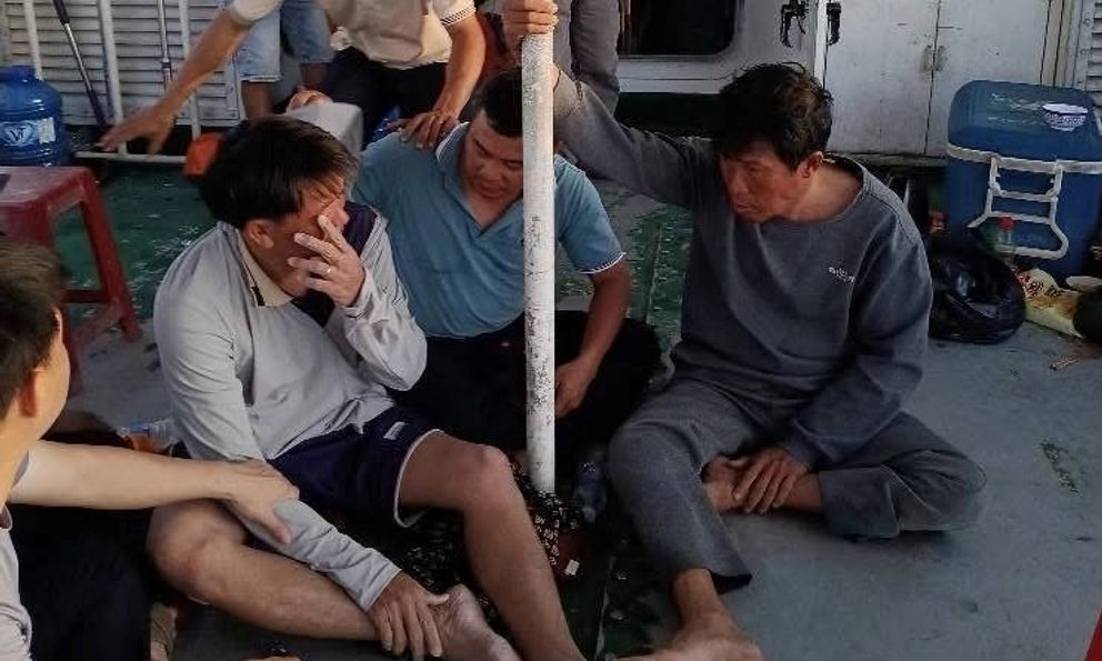 Phép màu đã xuất hiện: Cả 3 người mất tích trên biển Lý Sơn giữa bão số 13 đã được cứu sống sau 2 ngày lênh đênh giữa biển