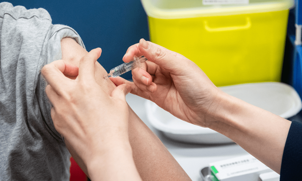 Có nên tiêm vắc xin viêm não mô cầu?