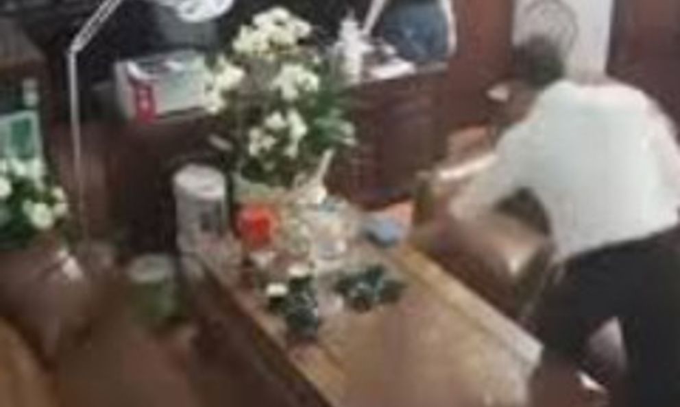 Vụ chủ tịch hội đồng quản trị “thân mật” với nhiều phụ nữ trong phòng làm việc: Những người trong clip có bị xử phạt?