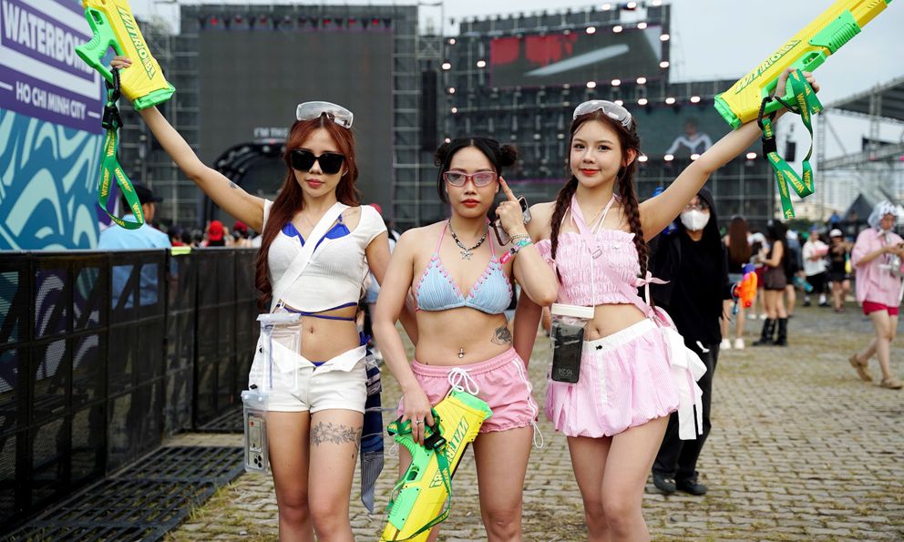 CLIP: Bóc giá outfit, check túi hội đi WATERBOMB 2025