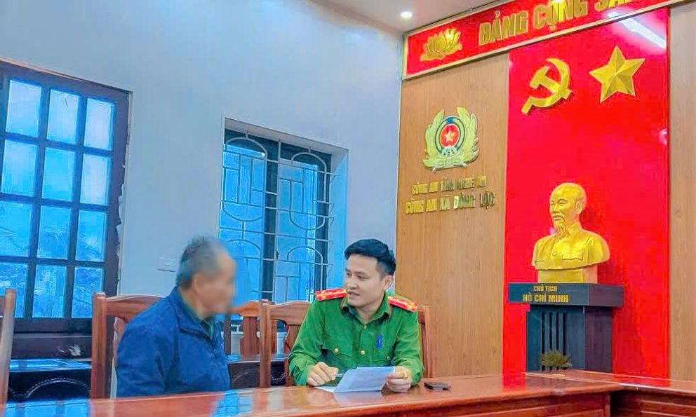 Cụ ông 77 tuổi thoát bẫy lừa đảo ngoạn mục ngay tại ngân hàng, thở phào vì giữ được gia sản 300 triệu 