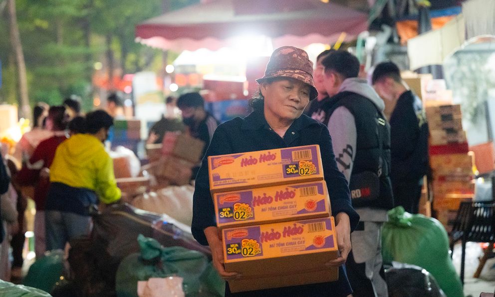 Hà Nội đêm không ngủ: Những đôi tay không ngơi nghỉ chuẩn bị đồ cứu trợ hướng về miền Trung