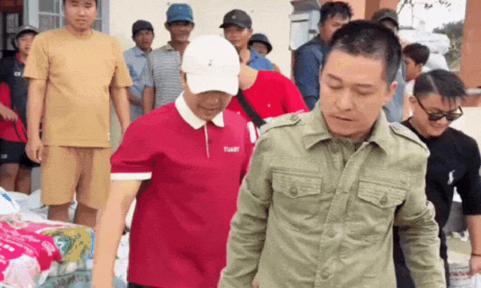 Tuấn Hưng lộ rõ nét mặt buồn sau khi mẹ qua đời, trực tiếp cứu trợ bà con vùng lũ