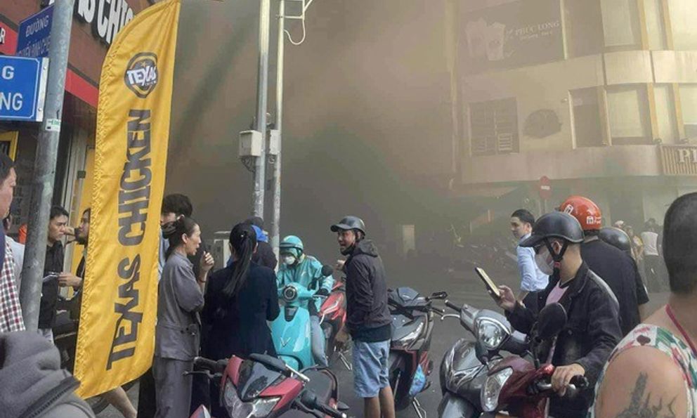 Hoảng hồn cảnh tượng khói bốc nghi ngút từ một thẩm mỹ viện ở trung tâm TP.HCM