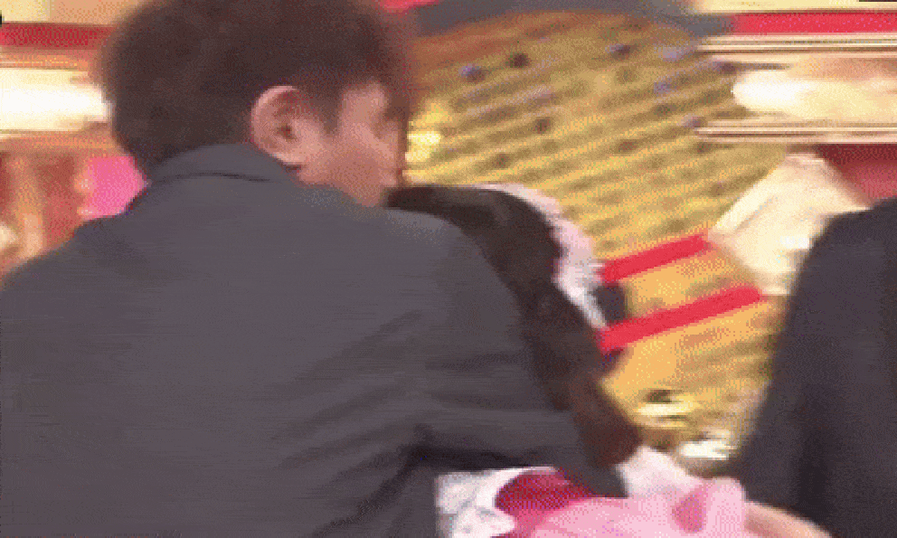 Danh hài quốc dân kẹp cổ lôi xềnh xệch nữ ca sĩ kém 31 tuổi trên truyền hình, thái độ thô lỗ này là sao đây?