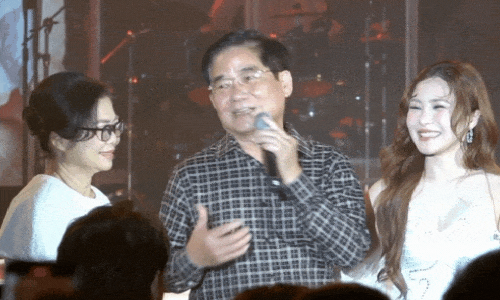 Điều ít biết về con gái cựu Phó Giám đốc Sở VHTTDL Nghệ An: Đi Mỹ 5 năm trở lại làm vocalist hàng đầu Việt Nam