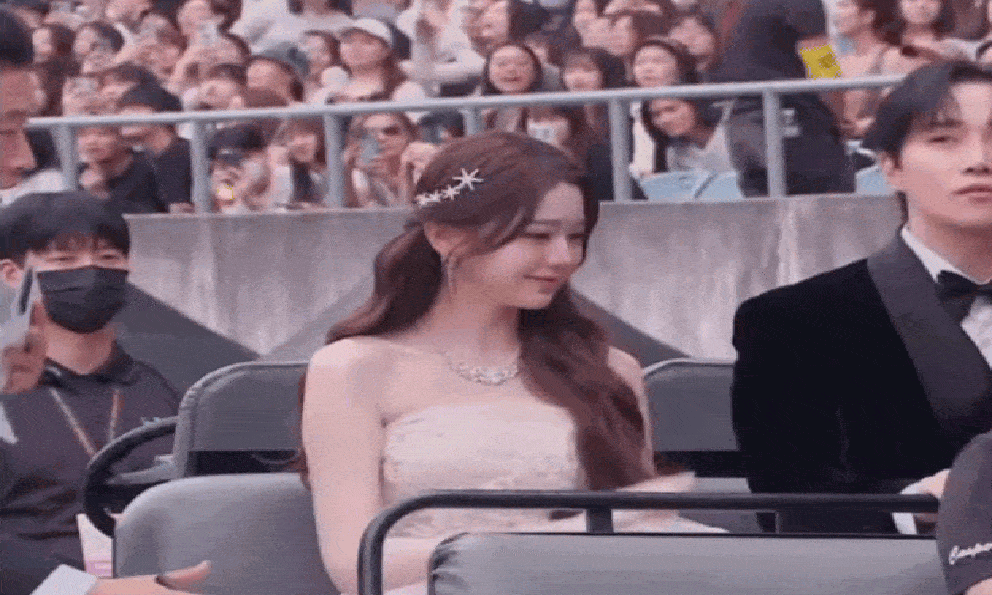 “Công chúa giá đáo” quét sạch thảm đỏ vì quá đẹp, bao nhiêu mỹ từ cũng không tả hết nhan sắc này