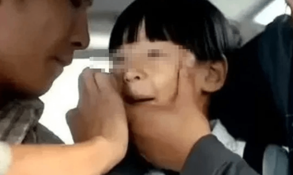 Người mẹ vô tình tiếp tay giao con cho kẻ bắt cóc chỉ vì một hành động quen thuộc triệu phụ huynh vẫn làm