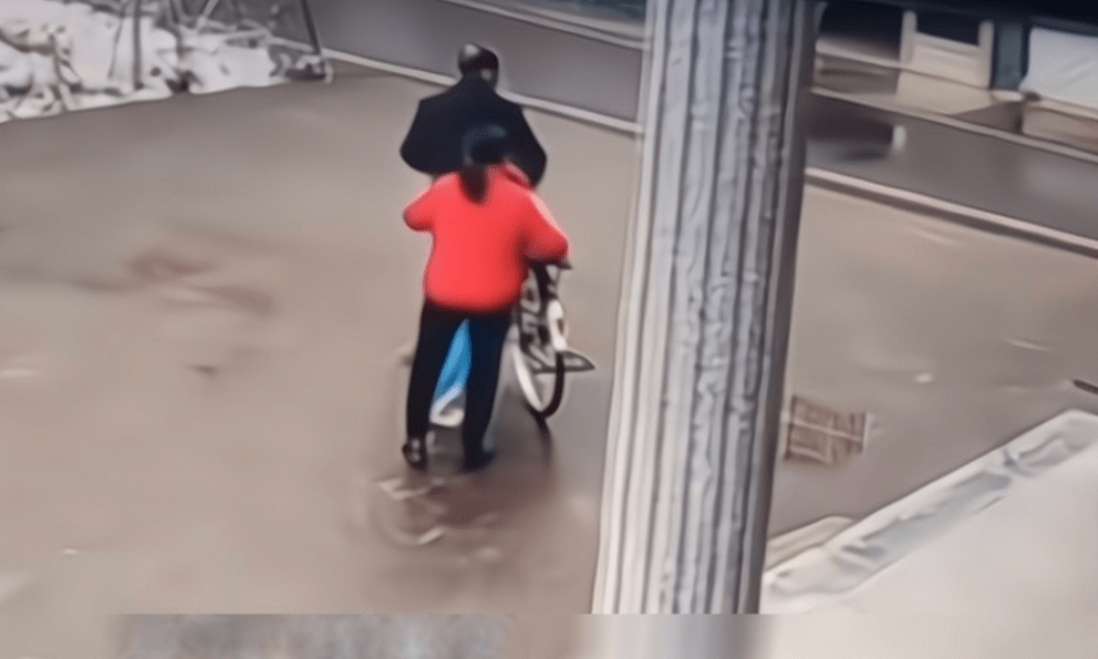 Đi làm xa, mẹ mở camera ra ngắm con rồi bật khóc khi chứng kiến hành động bố mẹ chồng làm với con mình