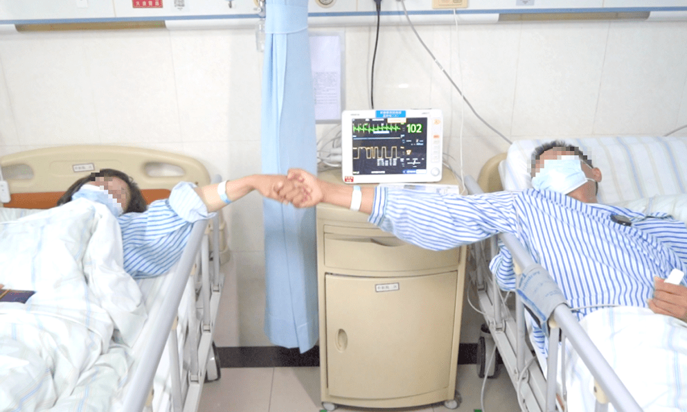 Cặp vợ chồng cùng nhận 