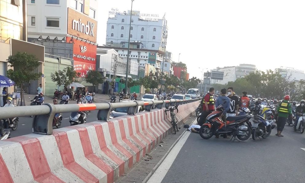 Người đàn ông tử vong trên cầu Bình Lợi khi đang chạy xe tập thể dục