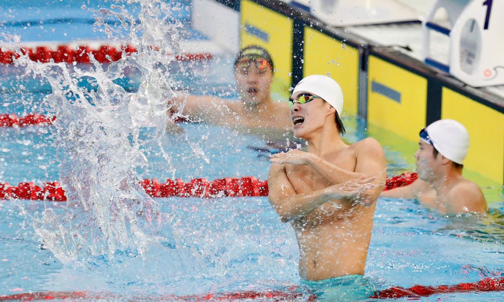 Ngắm trai 6 múi Trần Hưng Nguyên bơi 