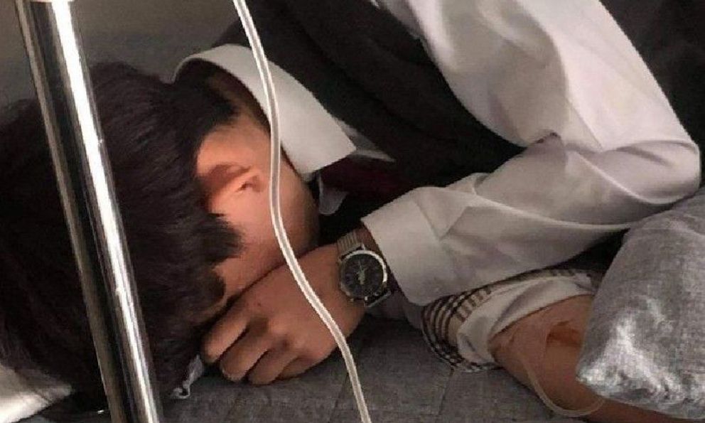 Ngực nam sinh 17 tuổi ngày càng to như thiếu nữ chỉ vì… trị mụn trứng cá sai cách