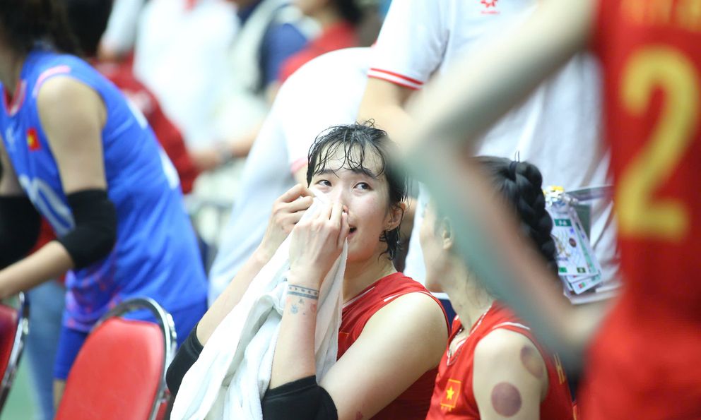 Trần Thị Thanh Thúy bật khóc, bóng chuyền nữ Việt Nam thẫn thờ khi thua đau Thái Lan, lỡ HCV SEA Games lịch sử 