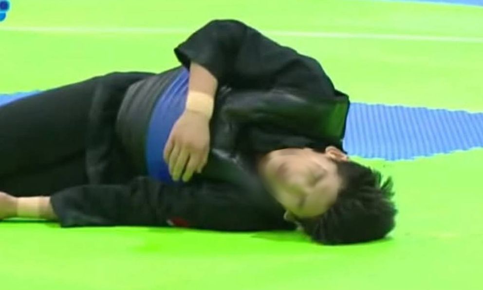 VĐV Việt Nam bị đối thủ Malayisa đánh vào cổ, đổ gục trên sàn Pencak Silat tại SEA Games phải đưa đi cấp cứu gấp