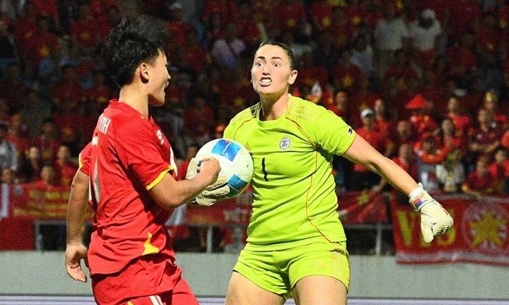 Xô xát: Thủ môn Philippines lao vào đẩy cầu thủ Việt Nam, trận chung kết SEA Games 