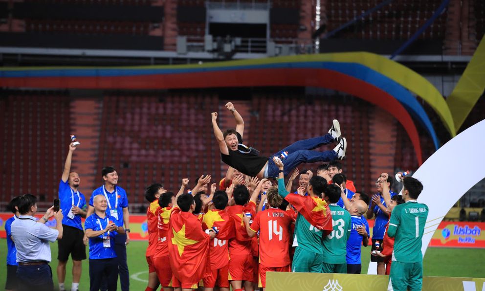 U22 Việt Nam tung HLV Kim Sang-sik lên ăn mừng HCV SEA Games! Đã quá Việt Nam ơi