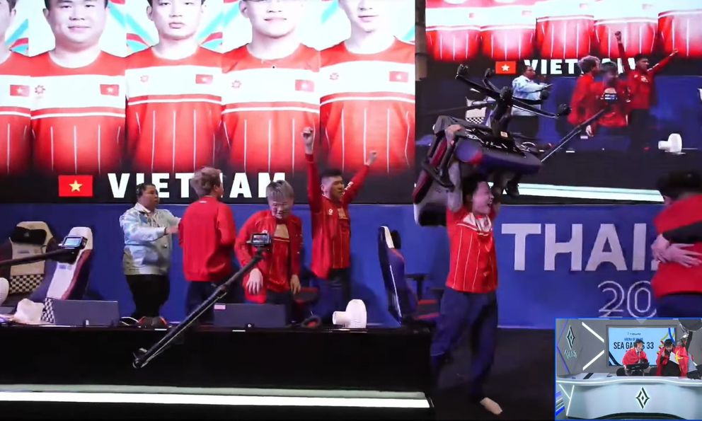 Khoảnh khắc đặc biệt nhất ngày hôm nay: Tuyển thủ Việt Nam nâng ghế ăn mừng Huy chương Vàng SEA Games
