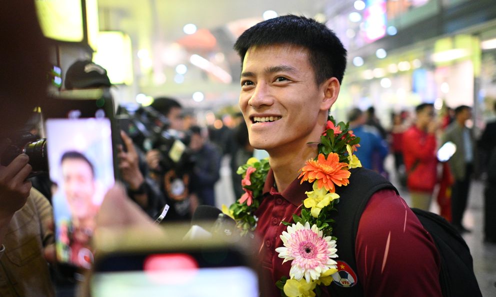 U22 Việt Nam sáng rực cả sân bay Nội Bài trong ngày mang HCV SEA Games về nước